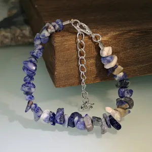 Bracciale in pietre naturali blu con estensione in catena argentata e chiusura a moschettone.