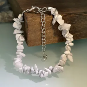 Bracciale in pietra naturale bianca irregolare con catenella di estensione argento