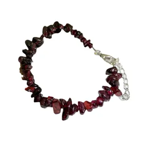 Bracciale in cristallo di granato rosso naturale con pietre irregolari e catena argento vista principale.