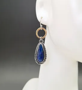 Retro Lapislazuli handgemachte gehämmerte Ohrringe mit oxidiertem Silber und Texturring.