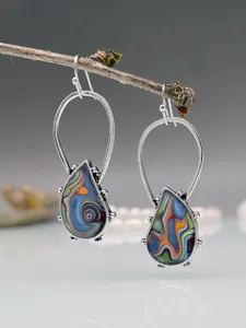Orecchini pendenti in vetro colorato boho dettaglio, gioielli artigianali creativi argentati donna.