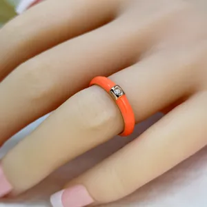 Anello minimalista in zaffiro arancione con zircone, gioiello alla moda dorato per uso quotidiano.