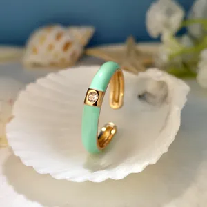 Anello aperto smaltato verde placcato oro con zircone, elegante gioiello da dito minimalista.