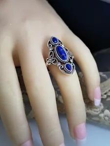 Anello in argento stile vittoriano vintage con pietra lapislazzuli blu e design traforato intricato.