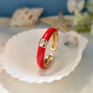 Anello aperto smaltato rosso dorato con zirconia centrale, elegante gioiello da donna.