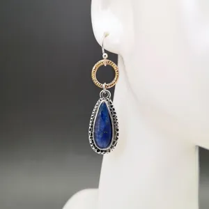 Retro Lapislazuli Ohrringe mit gehämmertem Goldring und antikem Silber Tropfen Design.