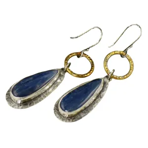 Handgefertigte vintage gehämmerte silber messing ohrringe mit tiefblauen kyanit edelsteinen.
