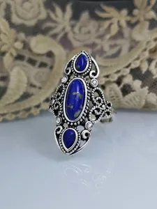 Anello stile vittoriano vintage in argento 925 con lapislazzuli e dettagli traforati.