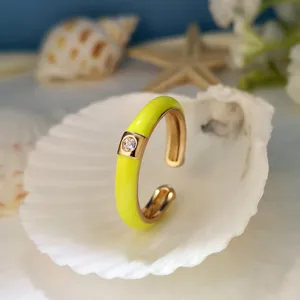 Anello aperto dorato alla moda con smalto giallo brillante e zircone micro incastonato.