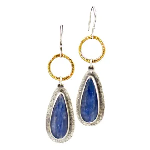 Vintage handgemachte gehämmerte Gold und Silber Ohrringe mit blauen Kyanit Tropfenhängern.