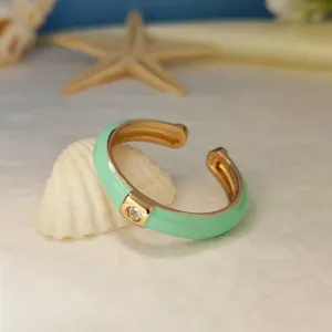 Anello aperto placcato in oro verde menta con zircone, elegante gioiello minimalista.