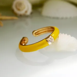 Anello aperto placcato in oro minimalista con smalto giallo brillante e uno zircone.