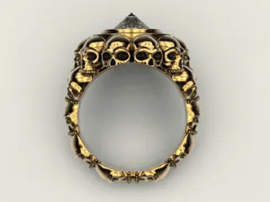 Anello teschio dorato con gemma piramidale stile rock punk gotico gioiello vista dettagliata