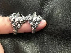Anello teschio gotico rock pietra piramide nera uomo donna gioielli dettaglio stile