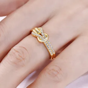 Elegante anello con nodo di diamanti placcato oro da donna, gioiello con zirconi chic.