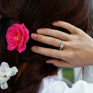 Scatto dettagliato di elegante anello con nodo in pavé di diamanti, gioiello donna