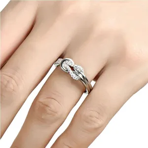 Elegante anello a nodo color argento con zirconi luminosi per un look femminile.