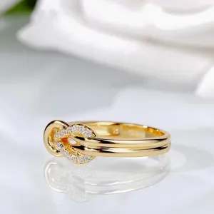 Elegante anello con nodo placcato oro con zirconi cubici scintillanti, perfetto.