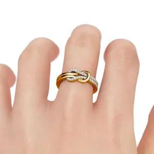 Anello nodo intrecciato dorato da donna, dettagli con strass brillanti, elegante gioiello.