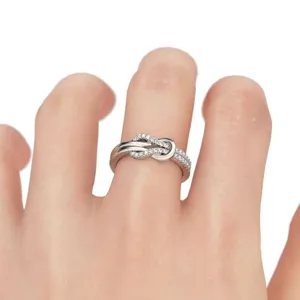 Anello con nodo intrecciato e strass, elegante dettaglio di anello donna argento.