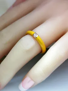 Anello placcato oro in smalto giallo con zircone scintillante, design aperto minimalista.