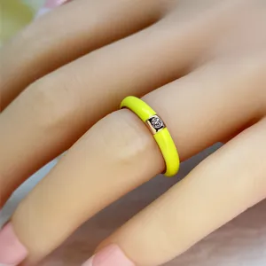 Anello in smalto giallo neon con zircone scintillante, anello aperto placcato oro.