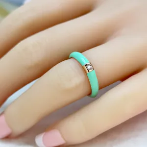 Anello in smalto placcato oro minimalista con zirconia brillante per gioielli moda donna.