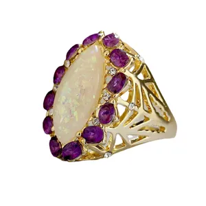 Elegante anello statement dorato con grande opale marquise e bellissime pietre viola.