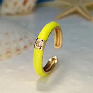 Anello aperto smaltato giallo vivo placcato oro con zircone cubico gioiello minimalista