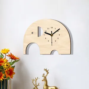 Holz Elefanten Wanduhr Detailansicht mit Cartoon Design und leiser Uhrzifferblatt fur Kinder.
