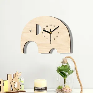 Holz Elefant Wanduhr Detail mit natürlicher Maserung und einfachem Zifferblatt Design.