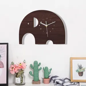 Detailaufnahme der niedlichen Holzelefant Wanduhr in einer gemütlichen Raumeinrichtung.