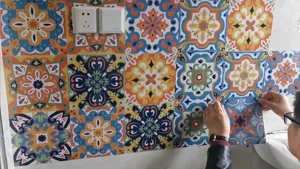 Vista dettagliata di adesivi per piastrelle in stile marocchino vintage, impermeabili.