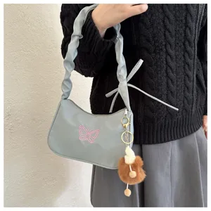 Borsa a spalla in nylon chic con ricamo a farfalla, tracolla arricciata e portachiavi peluche.