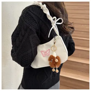 Elegante borsa a spalla in nylon con ricamo di farfalla carino e ciondolo in peluche morbido.