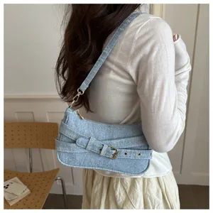 Chique retro denim schoudertas voor dames, stijlvolle okseltas met unieke gespbandjes.