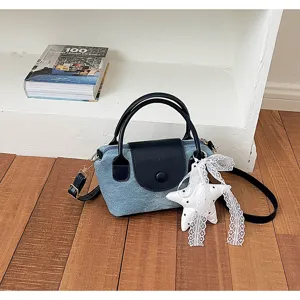 Koreanischer Denim Handtaschen Detailblick mit süßem Spitzensternanhänger und dunklem Rand.