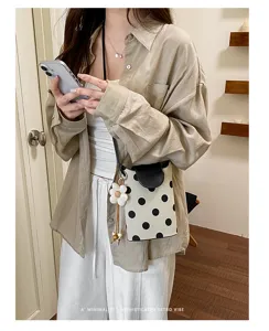 Canvashandtasche mit Polka-Dot-Muster und Blumenanhänger für Damen, ideal für den Alltag.