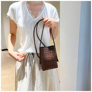 Sac bandoulière tissé marron élégant pour téléphone, idéal pour les loisirs d'été.