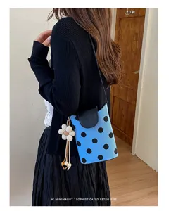 Blaue gepunktete Umhängetasche für das Handy mit Blumenanhänger für den täglichen Weg.
