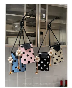 Schicke Pünktchen Umhängetasche für Damen, süßer Retro-Stil mit Blumenanhänger und Riemen.