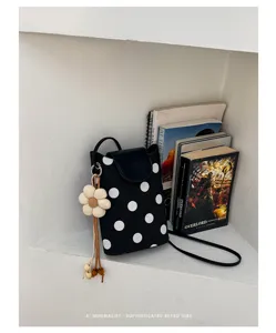 Schwarz-weiße Pünktchen Handytasche mit süßem Blumenanhänger, minimalistische Umhängetasche.