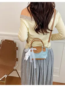 Detailansicht der koreanischen Damen Umhängetasche mit süßer Spitzen Schleife und Sternanhänger.