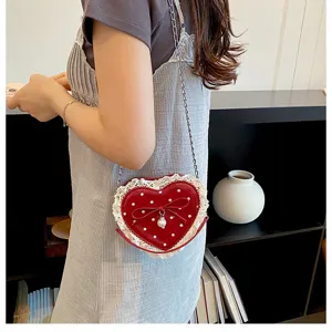 Sac bandoulière mini en forme de cœur rouge avec pois blancs, bordure en dentelle et nœud perlé.