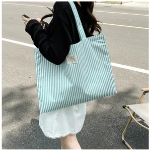 Grün-weiße gestreifte Canvas-Tragetasche Detailansicht, lässige Schultertasche Szene.
