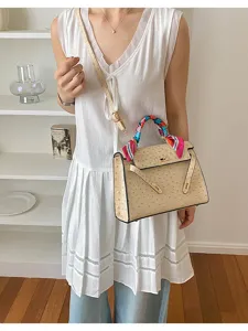 Elegante bolso de mujer con textura de avestruz estilo Kelly bandolera con panuelo color.