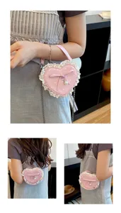Joli sac bandoulière rose en forme de cœur avec bordure en dentelle et nœud papillon.
