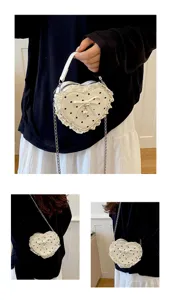 Vue détaillée du mini sac mignon en forme de cœur avec dentelle, nœud et perle.