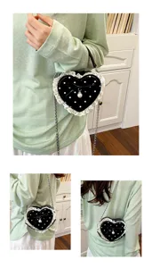 Joli sac bandoulière miniature noir en forme de cœur avec pois blancs, dentelle et nœud.