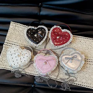 Mini sac à main en forme de cœur pour femme avec bordure en dentelle et chaîne.